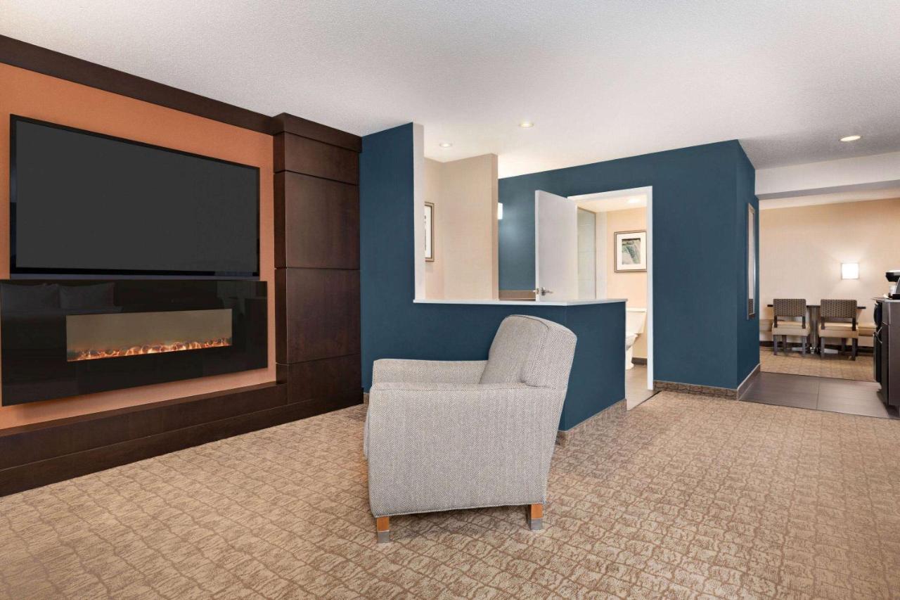 วินด์แฮม การ์เดน ไนแองการา ฟอลล์ ฟอลล์วิว Hotel ไนแอการาฟอลส์ ภายนอก รูปภาพ